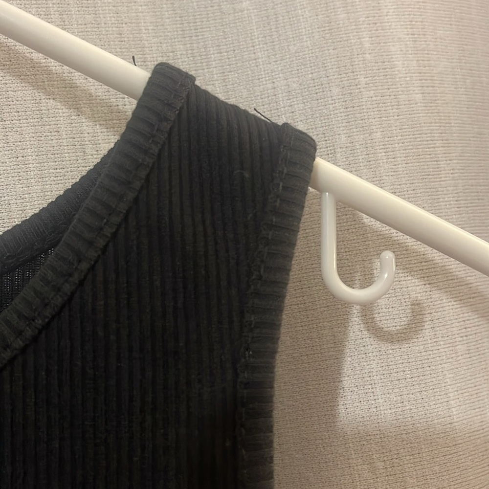 2 Cropped Tanks - Small - Picture 9 of 10